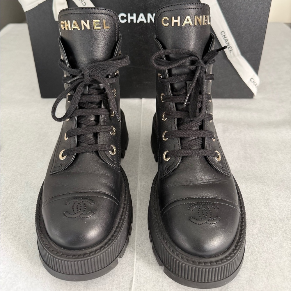 CHANEL BLACK LEATHER WOMENS BOOTS [SIZE 8]